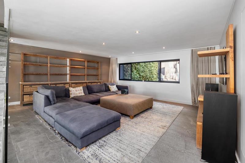 7 Bedroom Property for Sale in Bantry Bay Western Cape